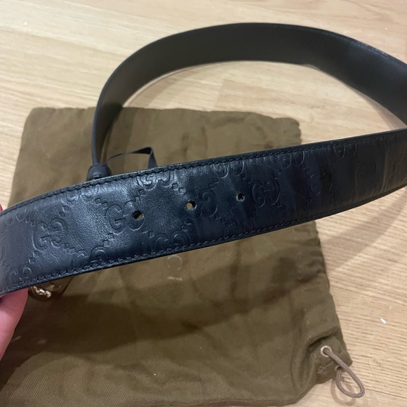 Gucci Signature Black Leather Belt with Gold GG Buckle - Picture 2 of 9